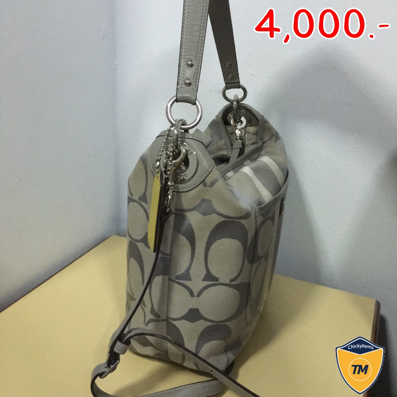 "Coach รหัสสินค้า 10055 Hamptons Weekend Signature Stripe Shoulder Bag Purse *สี Gray *ขนาด · 12 1/4"" (L) x 10 1/4"" (H) x 4 3/4"" (W) · Handle with 5 3/4"" drop · Longer strap for shoulder or crossbody wear *สภาพ 90% *ไม่มีตำหนิ รายละเอียดเพิ่มเติม ใช้งานน้อยมาก งาน shop ค่ะ สวยมากๆ ค่ะ สะพายไหล่ หรือปรับเป็น crossbody ก็ได้ ได้ทั้ง 2 แบบ มี 2 สาย & สะพาย สามารถถอดเก็บได้ค่ะ "