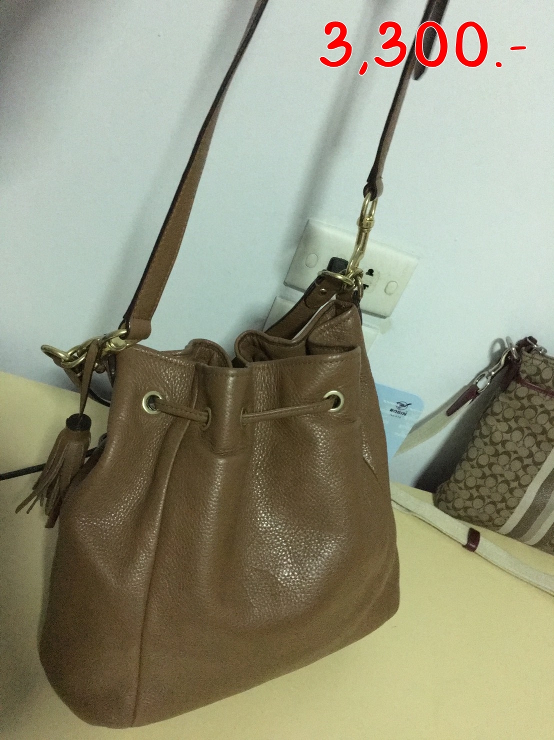 Coach รหัส F27003 AVERY LEATHER DRAWSTRING   สี น้ำตาล BRITISH TAN ขนาด 13 3/4"" (L) x 11"" (H) x 5"" (W)  สภาพ 90%  ไม่มีตำหนิ รายละเอียดเพิ่มเติม ใช้งานน้อยมาก