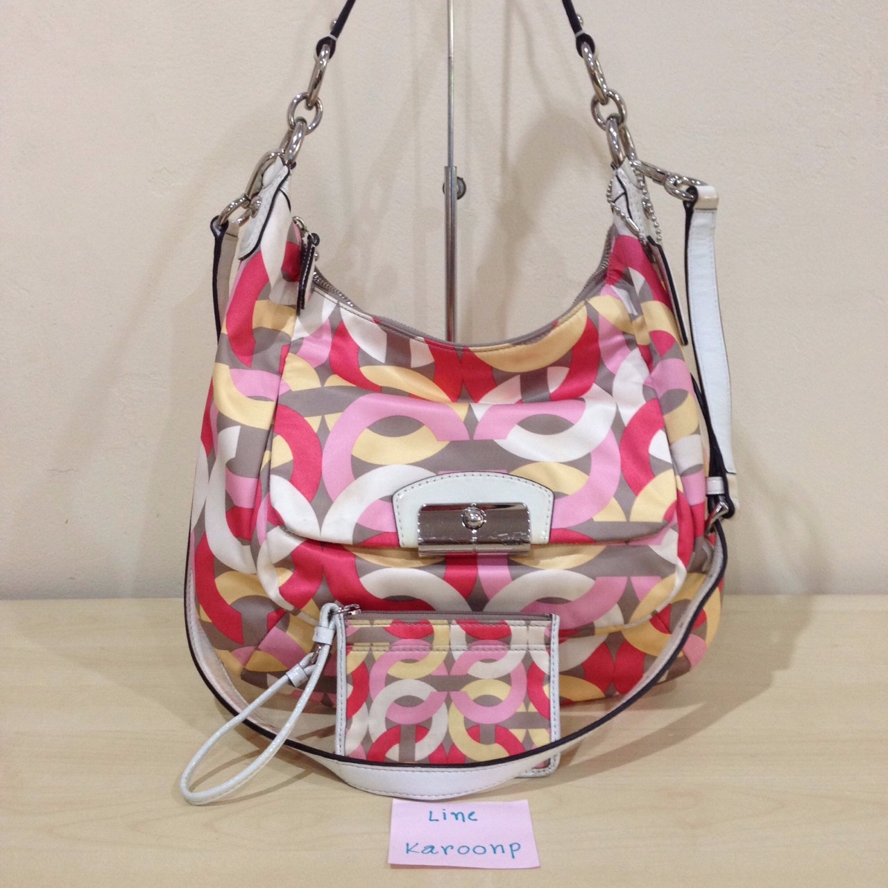 Coach รหัส F22745  COACH KRISTIN CHAIN LINK PRINT HOBO ขนาด 15 x (L) 12 x (H) 4 x (W) สภาพ 80%  ตำหนิ รอยเปื้อนที่สายสะพาย ส่วนผ้ายังดีคับ ได้ใบเล็กไปด้วยเลยคับ"