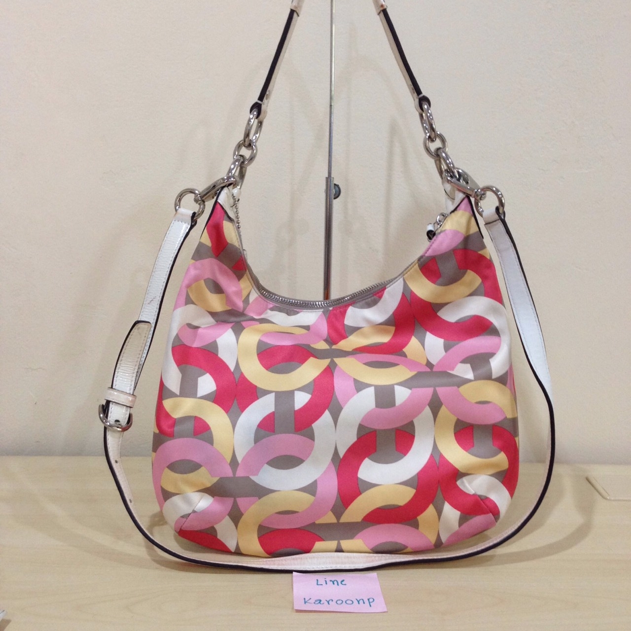 "Coach รหัส F22745  COACH KRISTIN CHAIN LINK PRINT HOBO ขนาด 15 x (L) 12 x (H) 4 x (W) สภาพ 80%  ตำหนิ รอยเปื้อนที่สายสะพาย ส่วนผ้ายังดีคับ ได้ใบเล็กไปด้วยเลยคับ"