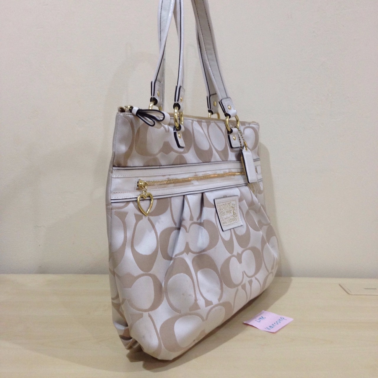 Coach รหัส F20026 Handbag Daisy Signature Tote สี ครีม/ขาว ขนาด 15 x (L) 12 x (H) 4 x (W) สภาพ 70% ตำหนิ รอยเปื้อน อะไหล่ยังดี เอาไปซักน่าจะสวยเลยคับ