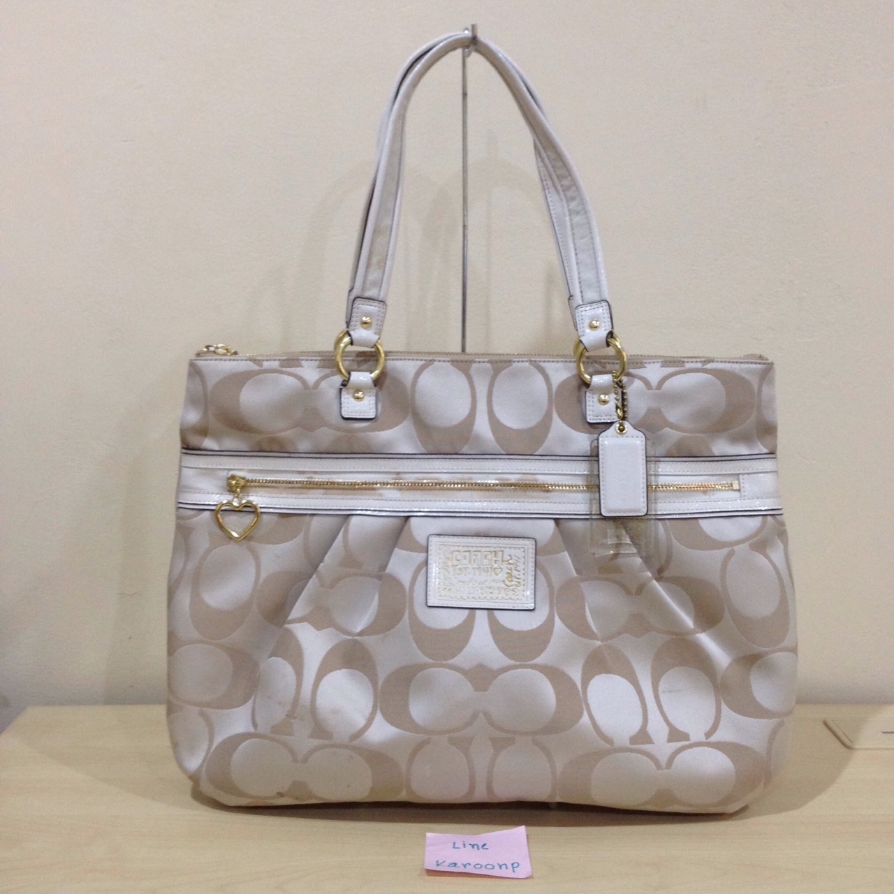 Coach รหัส F20026 Handbag Daisy Signature Tote สี ครีม/ขาว ขนาด 15 x (L) 12 x (H) 4 x (W) สภาพ 70% ตำหนิ รอยเปื้อน อะไหล่ยังดี เอาไปซักน่าจะสวยเลยคับ