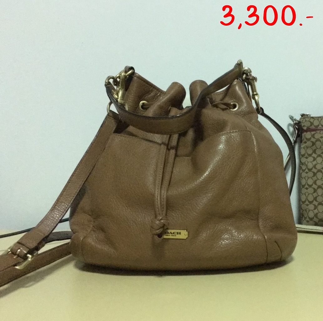 Coach รหัส F27003 AVERY LEATHER DRAWSTRING   สี น้ำตาล BRITISH TAN ขนาด 13 3/4"" (L) x 11"" (H) x 5"" (W)  สภาพ 90%  ไม่มีตำหนิ รายละเอียดเพิ่มเติม ใช้งานน้อยมาก