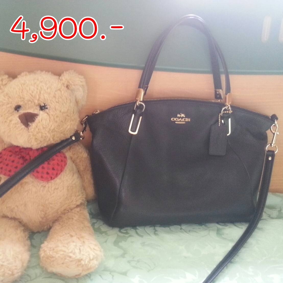 "ราคา 4,900 บาท  coach รหัสสินค้า  F34493 สี ดำ ขนาด 13×8×3 นิ้ว สภาพ 95 % ไม่มีตำหนิ เจ้าของใช้เองไม่กี่ครั้งค่ะ"