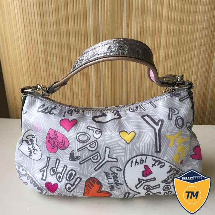 "กระเป๋า F14549 Coach Poppy Bella Graffiti Heart -Leather Trim ราคา 1,350 บาท สภาพ : 85%, ขาดสายยาวนะคะ"