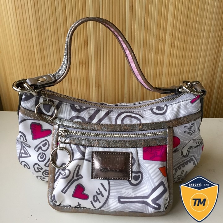 "กระเป๋า F14549 Coach Poppy Bella Graffiti Heart -Leather Trim ราคา 1,350 บาท สภาพ : 85%, ขาดสายยาวนะคะ"