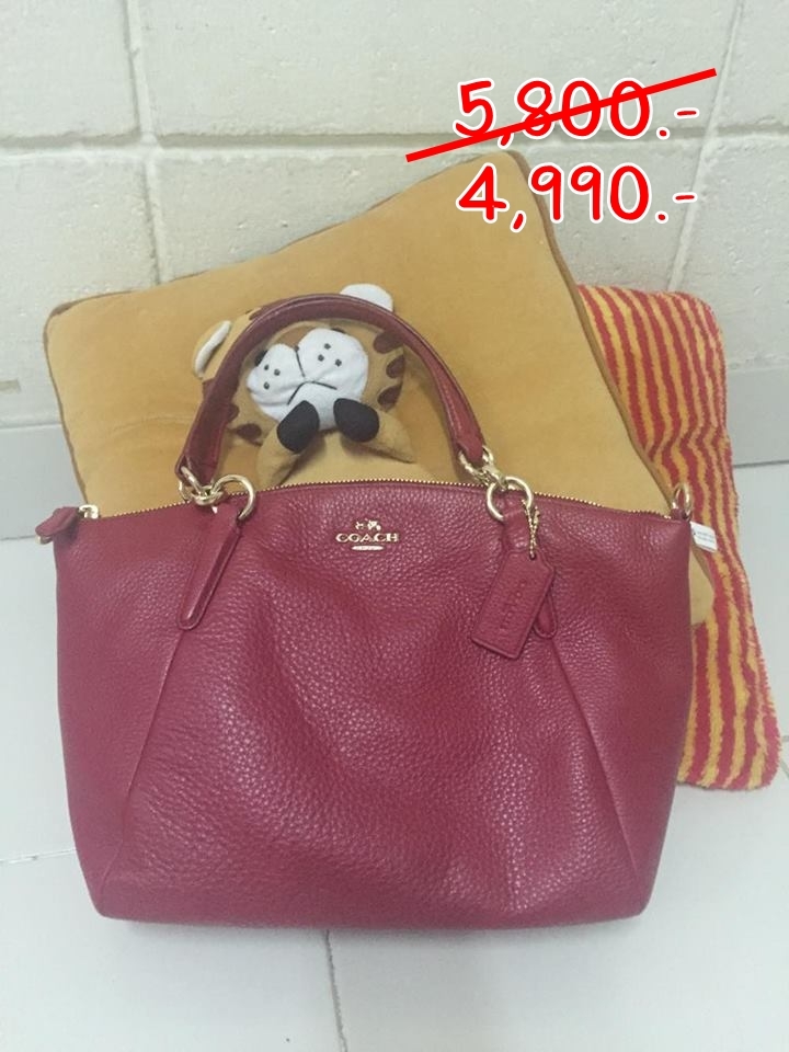 ราคา 4,990 บาท Coach รหัส F36675 สี IMITATION GOLD/CLASSIC RED SMALL KELSEY SATCHEL IN PEBBLE LEATHER ขนาด : 13 1/2 (ย) x 8 1/2(ส) x 3 1/4. สภาพใหม่100% ยังไม่เคยใช้ มือหนึ่ง