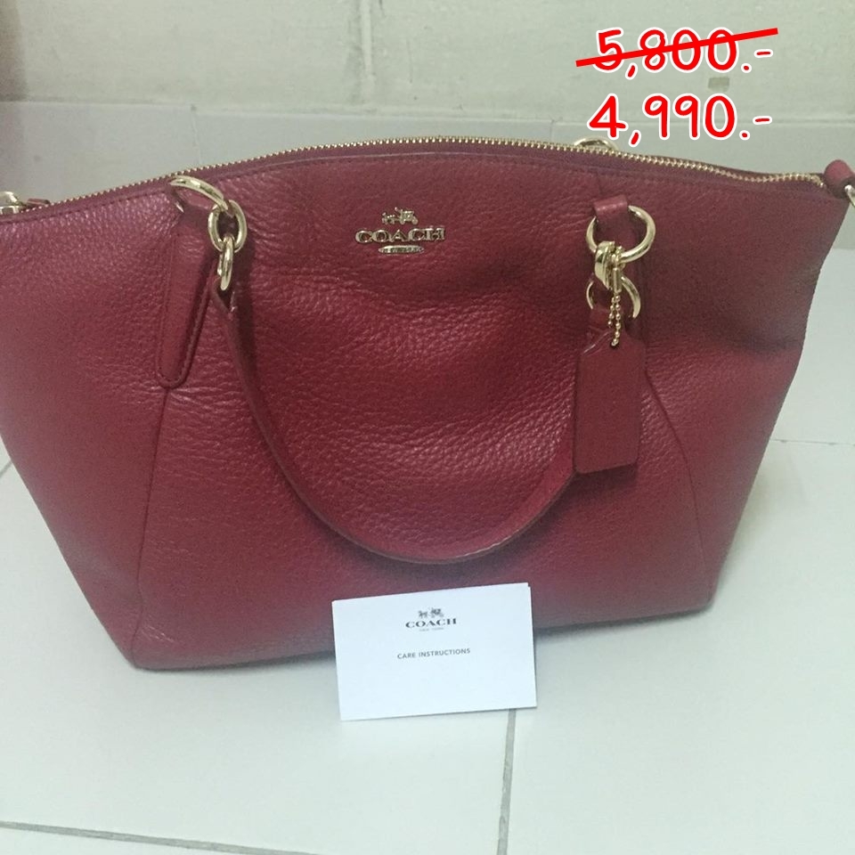 ราคา 4,990 บาท Coach รหัส F36675 สี IMITATION GOLD/CLASSIC RED SMALL KELSEY SATCHEL IN PEBBLE LEATHER ขนาด : 13 1/2 (ย) x 8 1/2(ส) x 3 1/4. สภาพใหม่100% ยังไม่เคยใช้ มือหนึ่ง