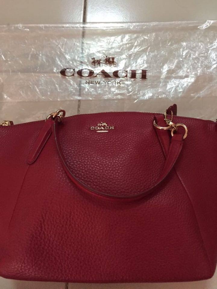 ราคา 4,990 บาท Coach รหัส F36675 สี IMITATION GOLD/CLASSIC RED SMALL KELSEY SATCHEL IN PEBBLE LEATHER ขนาด : 13 1/2 (ย) x 8 1/2(ส) x 3 1/4. สภาพใหม่100% ยังไม่เคยใช้ มือหนึ่ง