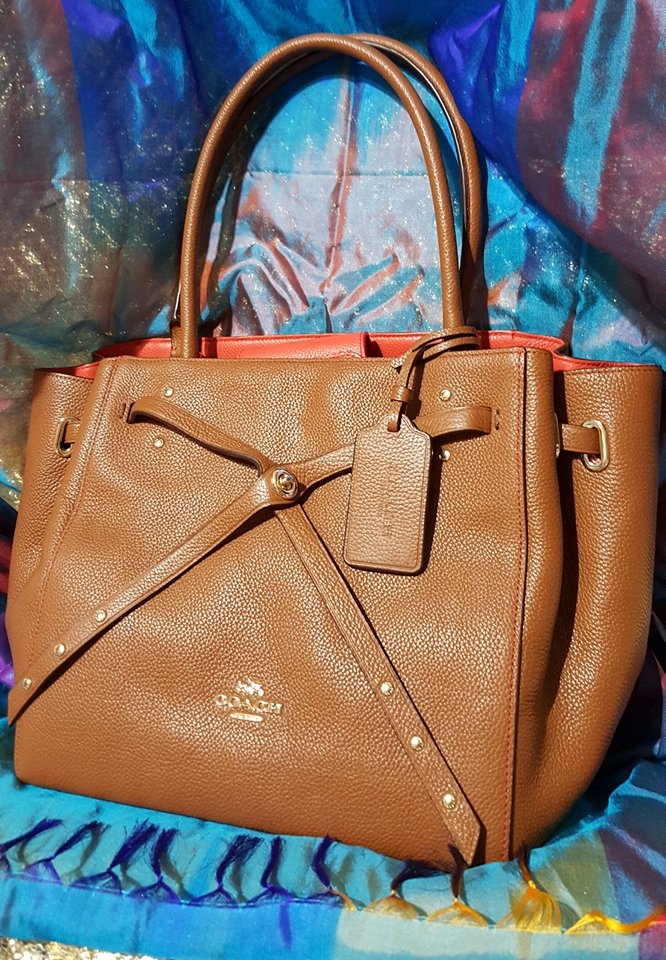 Coach รหัส F35838 TURNLOCK TIE SMALL TOTE สีน้ำตาล 14 1/4"" (L)x9 1/4""(H)x6(W) ใหม่ 100%