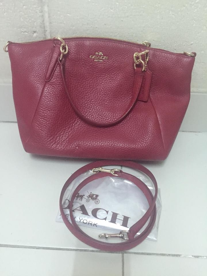 ราคา 4,990 บาท Coach รหัส F36675 สี IMITATION GOLD/CLASSIC RED SMALL KELSEY SATCHEL IN PEBBLE LEATHER ขนาด : 13 1/2 (ย) x 8 1/2(ส) x 3 1/4. สภาพใหม่100% ยังไม่เคยใช้ มือหนึ่ง