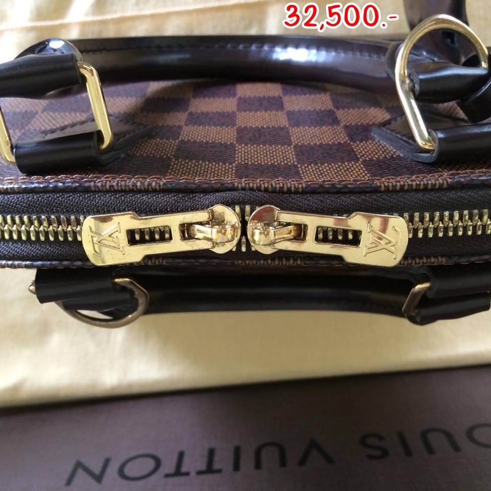 "ราคา. 32,500 บาท กระเป๋า. Louis vuitton. รุ่น. Alma BB. ลาย. Damier. ปี15. สภาพ95%. อุปกรณ์มี. กล่อง. ถุงผ้า. ใบเสร็จพร้อม. Date code. FO 2145"