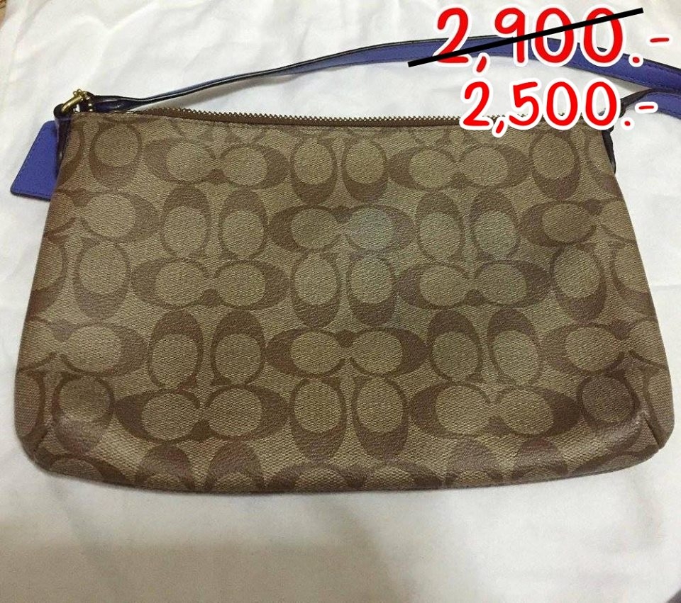 *ราคา 2,900 บาท รหัสสินค้า Coach รหัส F51065 Peyton Signature East West Swingpack สี KHAKI / BLUE ขนาด 10 1/2" (L) x 6 3/4" (H) x 1" (W) *สภาพ 95 % สายมีรอย ถลอก 1 จุด รายละเอียดเพิ่มเติม ซื้อมาใช้ครั้งเดียวค่ะ ข้างใน ไม่มีรอยเลอะ