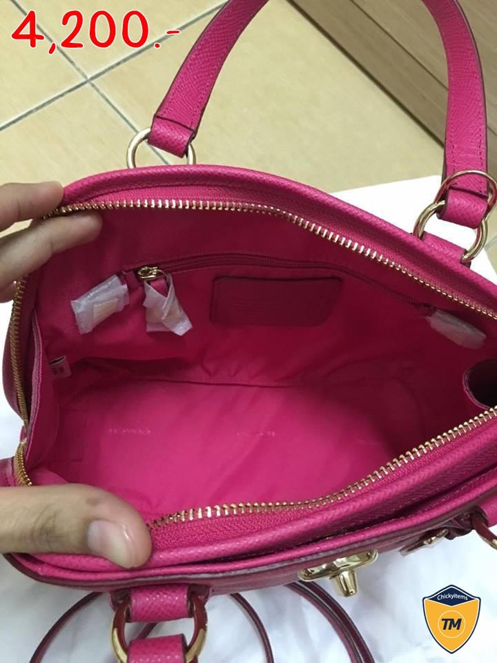 "ราคา : 4200 บาท ยี่ห้อ : coach ขนาด: 8 3/4 "" (L) x 7 3/4 "" (H) x 4 1/4""(W) รหัสสินค้า : 34940 LI/Pink Ruby รายละเอียดเพิ่มเติม : เป็นสินค้ามือ1 ห้อยป้าย งานshop มีถุงผ้า มีสายยาว พร้อมการ์ด"