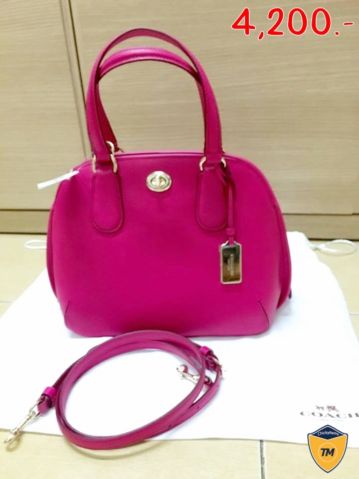 "ราคา : 4200 บาท ยี่ห้อ : coach ขนาด: 8 3/4 "" (L) x 7 3/4 "" (H) x 4 1/4""(W) รหัสสินค้า : 34940 LI/Pink Ruby รายละเอียดเพิ่มเติม : เป็นสินค้ามือ1 ห้อยป้าย งานshop มีถุงผ้า มีสายยาว พร้อมการ์ด"