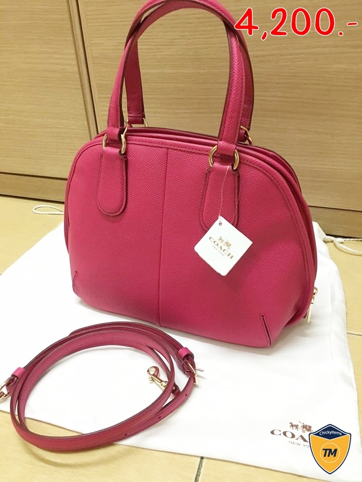 "ราคา : 4200 บาท ยี่ห้อ : coach ขนาด: 8 3/4 "" (L) x 7 3/4 "" (H) x 4 1/4""(W) รหัสสินค้า : 34940 LI/Pink Ruby รายละเอียดเพิ่มเติม : เป็นสินค้ามือ1 ห้อยป้าย งานshop มีถุงผ้า มีสายยาว พร้อมการ์ด"