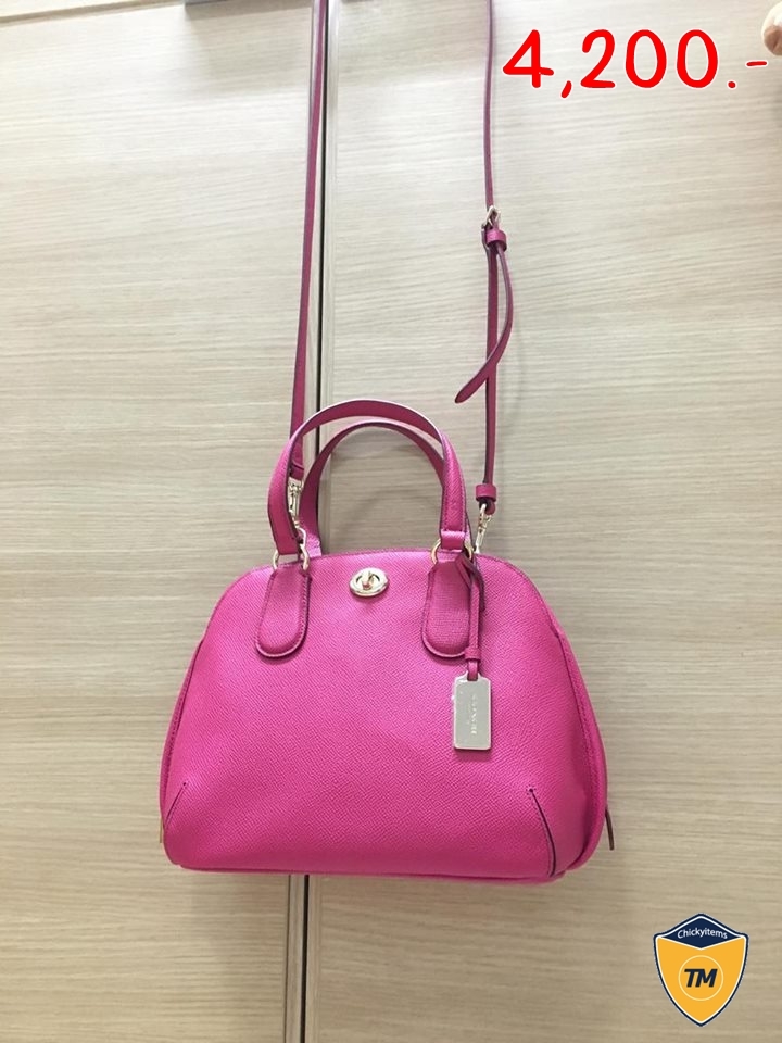 "ราคา : 4200 บาท ยี่ห้อ : coach ขนาด: 8 3/4 "" (L) x 7 3/4 "" (H) x 4 1/4""(W) รหัสสินค้า : 34940 LI/Pink Ruby รายละเอียดเพิ่มเติม : เป็นสินค้ามือ1 ห้อยป้าย งานshop มีถุงผ้า มีสายยาว พร้อมการ์ด"