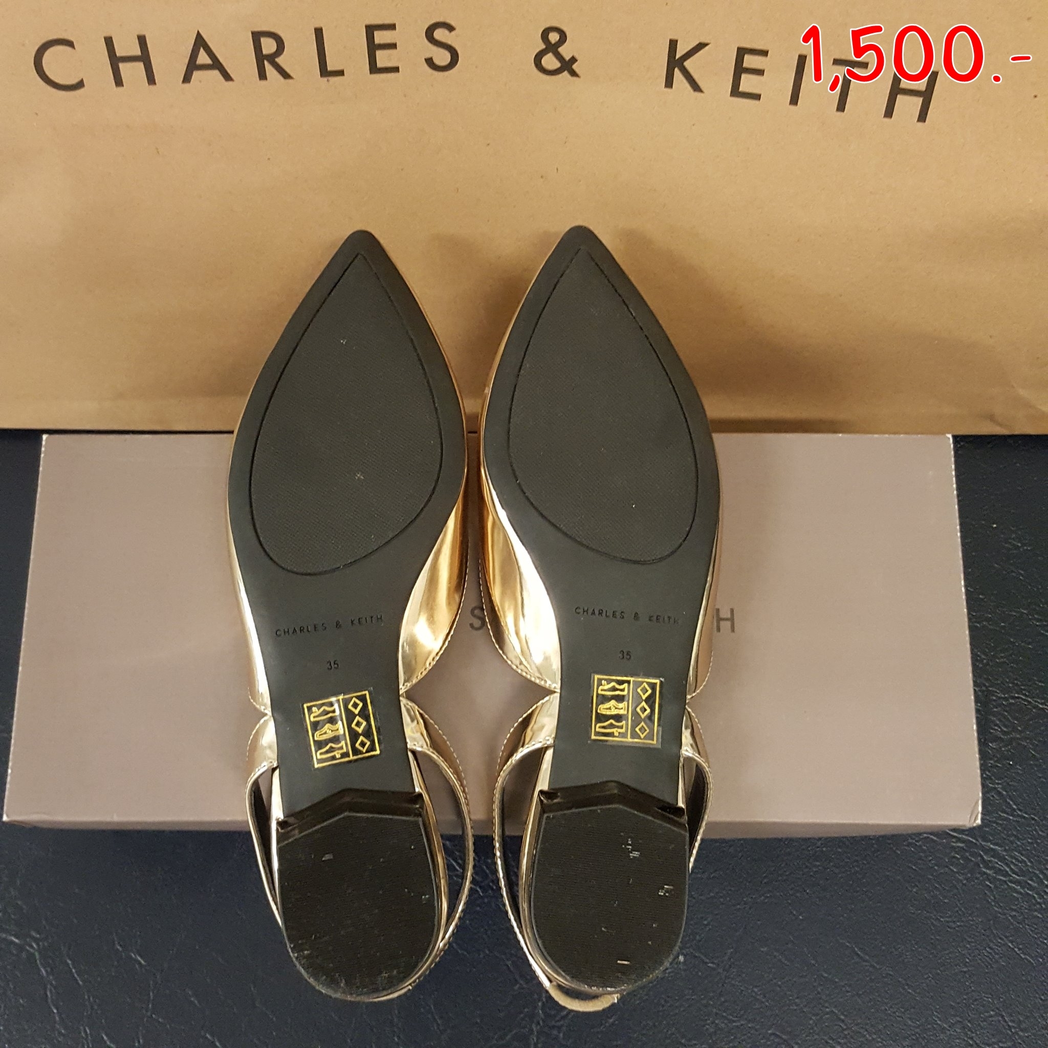 ราคา : 1,500 ยี่ห้อ:Charles & Keith ขนาด : 35 รายละเอียดเพิ่มเติม : ใส่ครั้งเดียว ไม่มีตำหนิ - สภาพ : 95 % - ตำหนิ : -