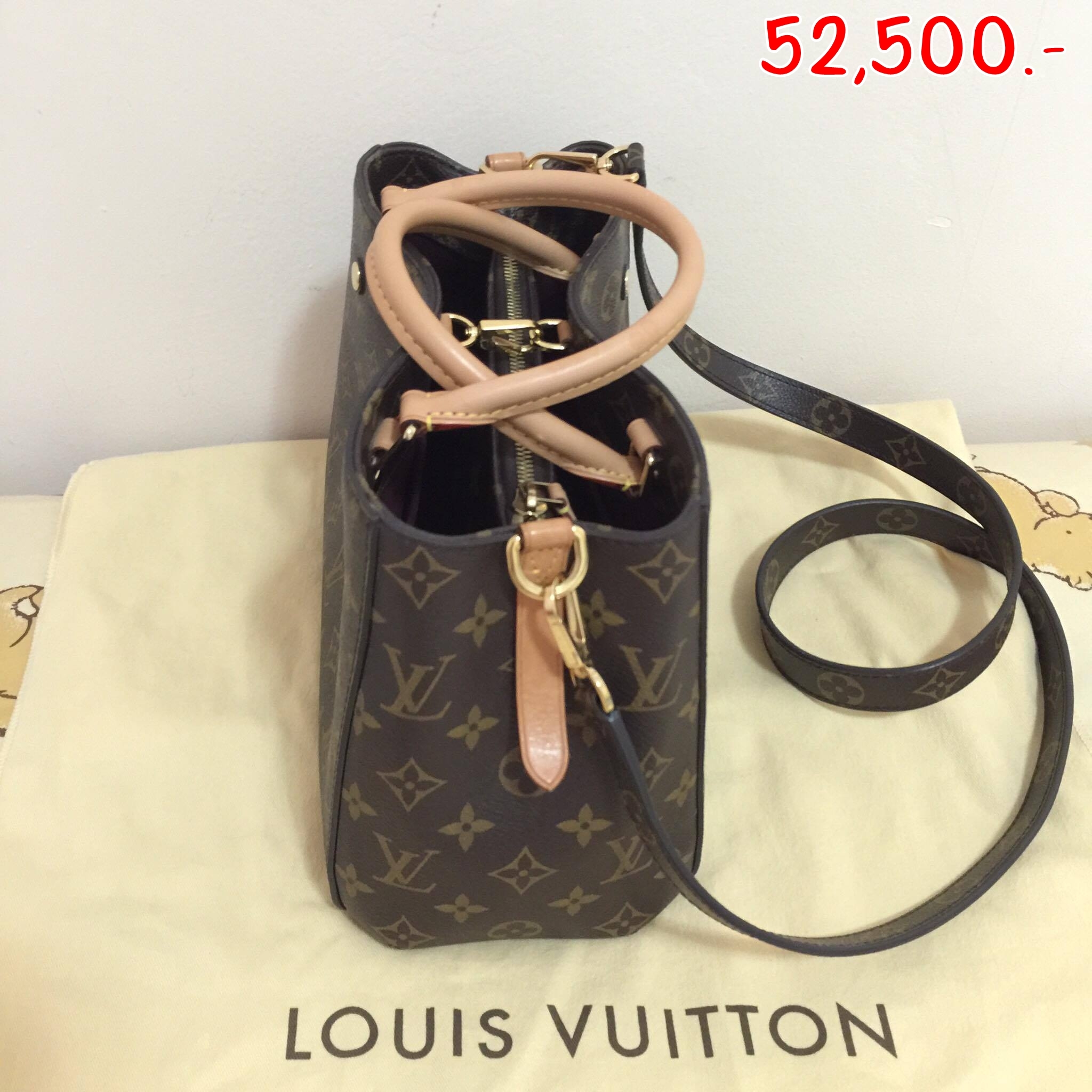 ราคา : 52,500 บาท ยี่ห้อ: Louis Montaigne BB Monogram ปี 2015 ขนาด : Size BB (11.4″ x 7.9″ x 5.1″) รายละเอียดเพิ่มเติม : อุปกรณ์ มีการ์ดเล็ก ถุงผ้า กุญแจ ใบเสร็จ ในกรณีสินค้ามือสอง - สภาพ : 90 % - ตำหนิ :1. brand stramp มีรอยด่าง 2.หมุดก้นกระเป๋ามีรอยถลอกนิดหน่อย 3.ห่วงคล้องสายสะพายมีรอยถลอกนิดหน่อย