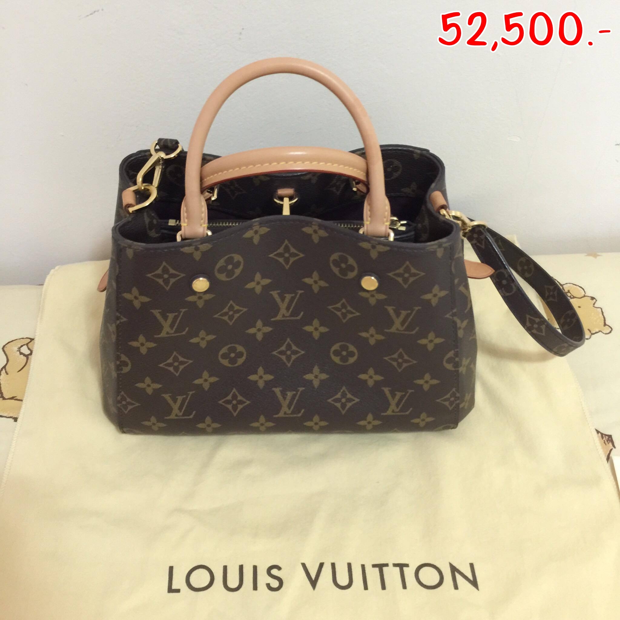 ราคา : 52,500 บาท ยี่ห้อ: Louis Montaigne BB Monogram ปี 2015 ขนาด : Size BB (11.4″ x 7.9″ x 5.1″) รายละเอียดเพิ่มเติม : อุปกรณ์ มีการ์ดเล็ก ถุงผ้า กุญแจ ใบเสร็จ ในกรณีสินค้ามือสอง - สภาพ : 90 % - ตำหนิ :1. brand stramp มีรอยด่าง 2.หมุดก้นกระเป๋ามีรอยถลอกนิดหน่อย 3.ห่วงคล้องสายสะพายมีรอยถลอกนิดหน่อย