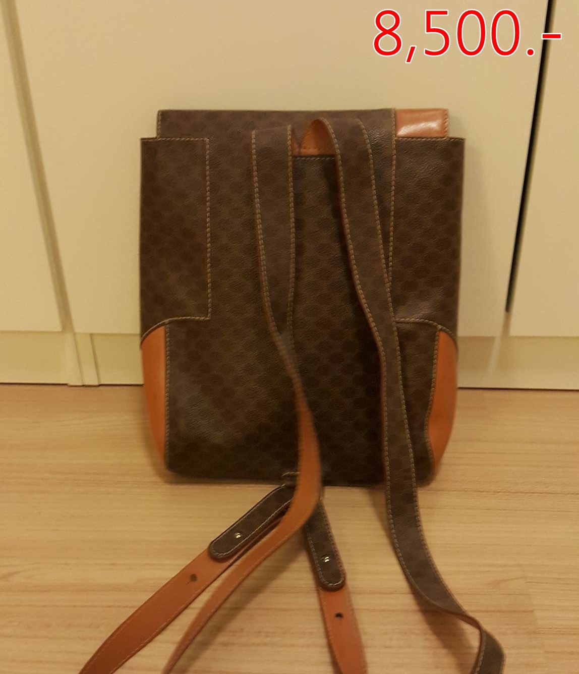  *** ราคา 8500 บาท *** กระเป๋าเป้ celine รายละเอียด ราคา 8,500 บาท กระเป๋าเป้ celine (มือสอง) ขนาด 12"×11" ใช้งานน้อยมากค่ะ (3 ครั้ง) สภาพ 95% 