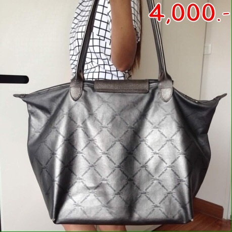 ราคา 4,000 บาท กระเป๋าLongchamp หูยาว size M ขนาด 31x30x19 ซม. ของแท้100% สีเทาดำ กิ๊บเก๋ ขายพร้อมที่จัดระเบียบ สภาพ85%