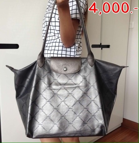 ราคา 4,000 บาท กระเป๋าLongchamp หูยาว size M ขนาด 31x30x19 ซม. ของแท้100% สีเทาดำ กิ๊บเก๋ ขายพร้อมที่จัดระเบียบ สภาพ85%