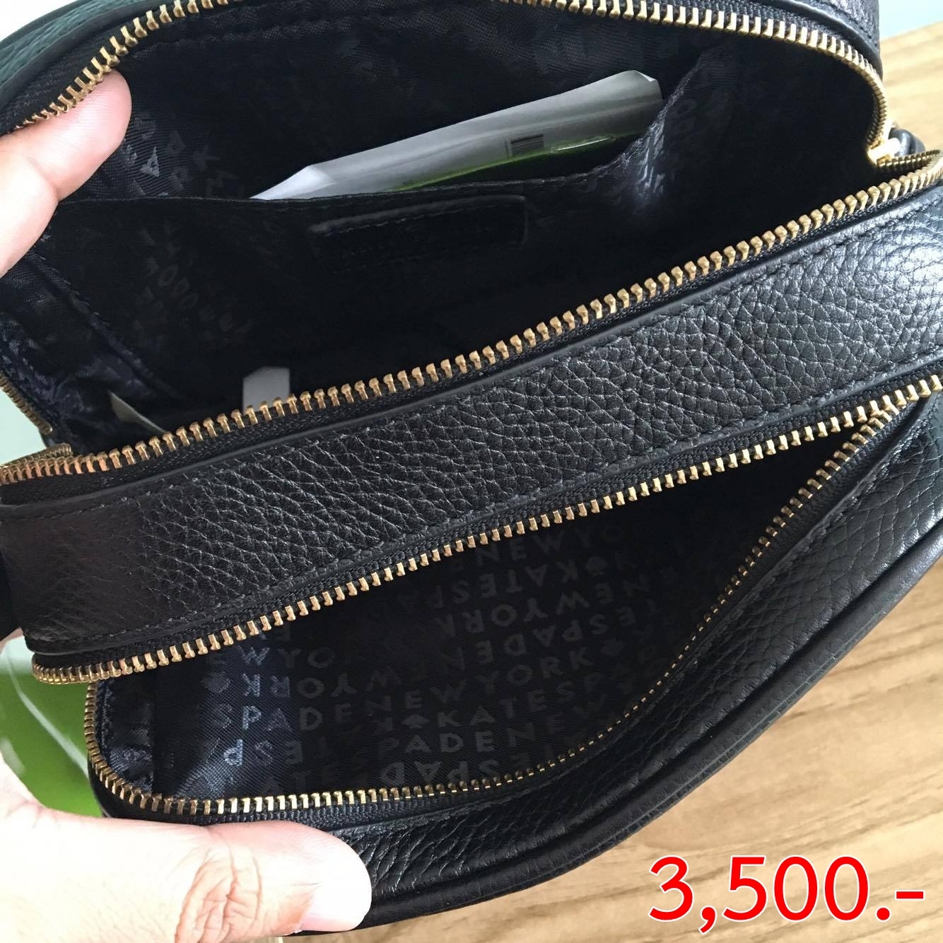 กระเป๋า Kate Spade WKRU3925 Pyper Mulberry Street Black Leather Crossbody Purse ราคา 3,500 บาท Kate Spade รหัส WKRU3925 Pyper Mulberry Street Black Leather Crossbody Purse สีดำ มือ 1 ป้ายห้อย ขนาด 7 นิ้ว เพิ่งพรีฯมาแต่ต้องการขายเพราะอยากได้แบบอื่นค่ะ 