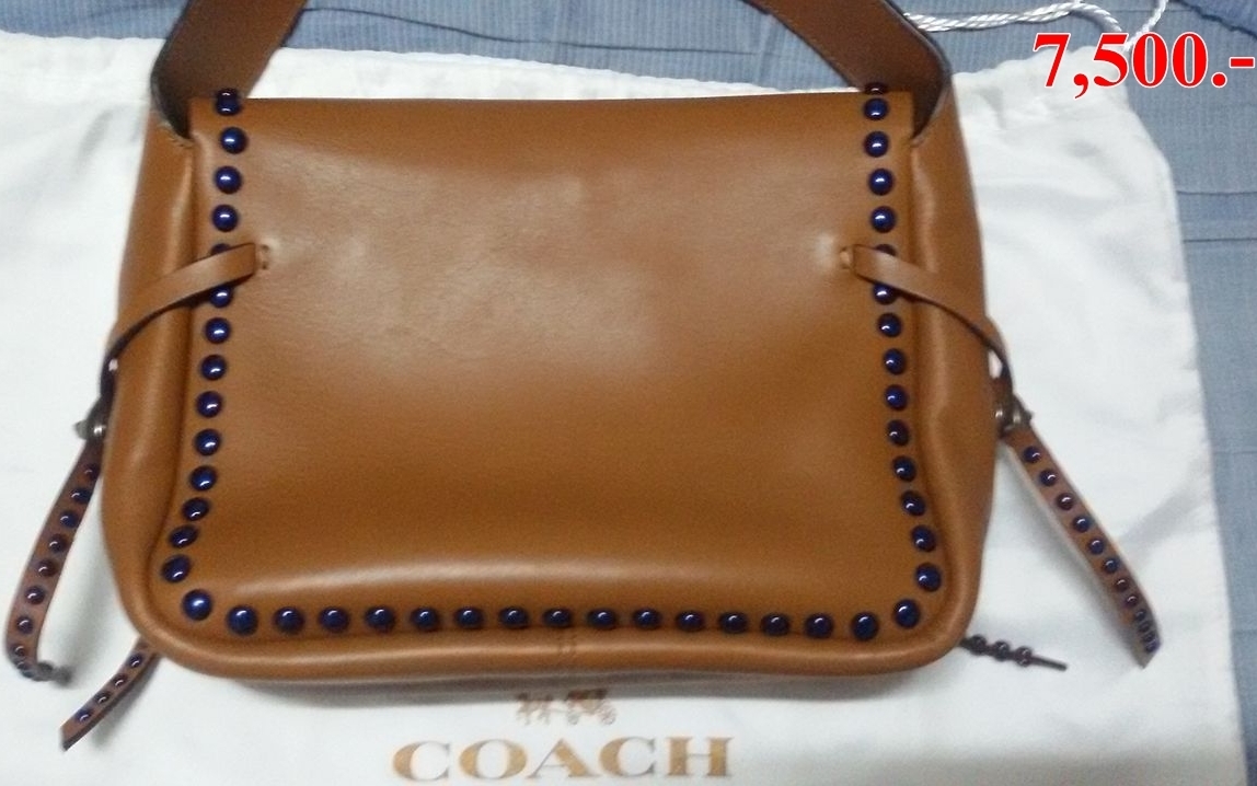  กระเป๋า COACH 35753 RIVETS DAKOTAH CROSSBODY IN CALF LEATHER ราคา 7,500 บาท ยี่ห้อ coach รหัส 35753 สี น้ำตาล หมุดสีน้ำเงิน ขนาด11"(L)×7 3/4" (H) ×3 1/2" (W) สภาพ 95% สะพายไปครั้งเดียว ตำหนิ ไม่มี