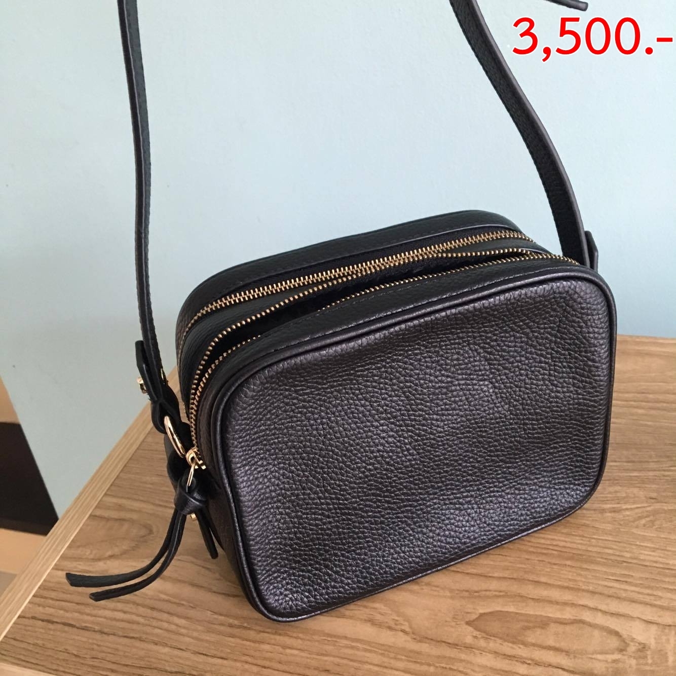 กระเป๋า Kate Spade WKRU3925 Pyper Mulberry Street Black Leather Crossbody Purse ราคา 3,500 บาท Kate Spade รหัส WKRU3925 Pyper Mulberry Street Black Leather Crossbody Purse สีดำ มือ 1 ป้ายห้อย ขนาด 7 นิ้ว เพิ่งพรีฯมาแต่ต้องการขายเพราะอยากได้แบบอื่นค่ะ 