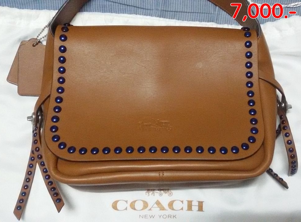 กระเป๋า COACH 35753 RIVETS DAKOTAH CROSSBODY IN CALF LEATHER ราคา 7,500 บาท ยี่ห้อ coach รหัส 35753 สี น้ำตาล หมุดสีน้ำเงิน ขนาด11"(L)×7 3/4" (H) ×3 1/2" (W) สภาพ 95% สะพายไปครั้งเดียว ตำหนิ ไม่มี