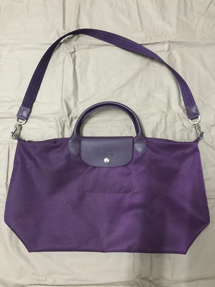 กระเป๋า Longchamp Le Pliage Neo ราคา : 4200 บาท ยี่ห้อ: Longchamp รหัสสินค้า : Le Pliage Neo สี Bilberry ขนาด : 40x31x18 cm Size L รายละเอียดเพิ่มเติม : กระเป๋าแบรนด์ Longchamp รุ่น Neo ไซส์ L สีม่วงเปลือกมังคุด หูสั้น เป็นสินค้าใหม่ไม่เคยผ่านการใช้งาน