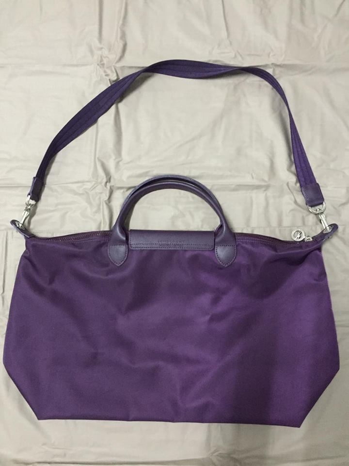 กระเป๋า Longchamp Le Pliage Neo ราคา : 4200 บาท ยี่ห้อ: Longchamp รหัสสินค้า : Le Pliage Neo สี Bilberry ขนาด : 40x31x18 cm Size L รายละเอียดเพิ่มเติม : กระเป๋าแบรนด์ Longchamp รุ่น Neo ไซส์ L สีม่วงเปลือกมังคุด หูสั้น เป็นสินค้าใหม่ไม่เคยผ่านการใช้งาน