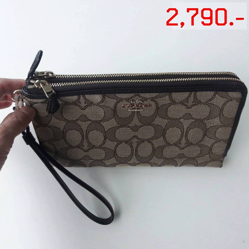 กระเป๋า COACH double zip ราคา : ราคา 2,790 บาท (ลดจาก 2,900 บาท) ยี่ห้อ: coach double zip (size L) ขนาด : 8"×4"×1/2" รายละเอียดเพิ่มเติม : - สภาพ : สินค้าใหม่ 100% 