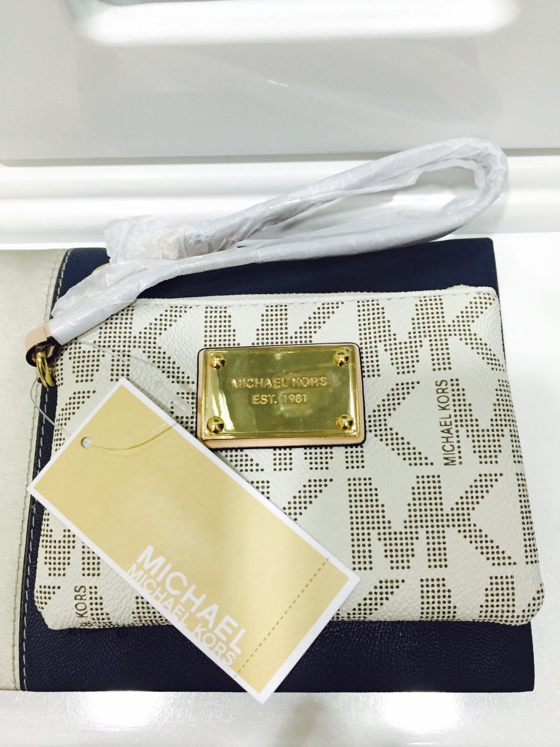 กระเป๋า Michael Kors 32T3GJSW1B Jet Set Small Signature Wristlet ราคา : 1,790 ยี่ห้อ: Michael Kors รหัสสินค้า : 32T3GJSW1B Vanilla ขนาด : 5"x4.5"x1" รายละเอียดเพิ่มเติม : สินค้าใหม่ ยังไม่ได้ใช้สภาพ 100%