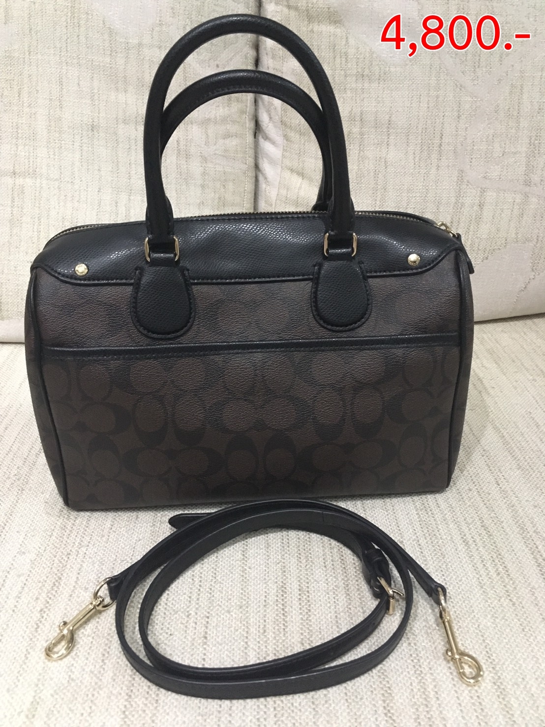 กระเป๋า Coach F36187 BENNETT SATCHEL IN SIGNATURE ราคา : 4,800 บาท ยี่ห้อ: Coach รหัส F36187 ขนาด : 11 1/4 (L) x 7 3/4 (H) x 6 (W) นิ้ว สี : IMITATION GOLD/BROWN/BLACK คือ อะไหล่สีทอง ตัวกระเป๋าสีน้ำตาลเข้ม และสายสีดำ วัสดุเป็นผ้าใบอัดแข็ง (CANVAS) ลาย SIGNATURE สีน้ำตาลเข้ม หูกระเป๋าและสายเป็นหนังสีดำ อะไหล่สีทอง สวยหรู ฐานกระเป๋ากว้าง วางอยู่ทรง สายยาวสะพายแบบ CROSSBODY สามารถถอดออกได้ค่ะ ภายในมี 1 ช่องซิป และ 2 ช่องเปิด สำหรับใส่โทรศัพท์ ปากกาได้ค่ะ สินค้ามือสอง - สภาพ : 95% สวยและใหม่มาก - ตำหนิ : หมุดสีทองที่ฐานกระเป๋ามีรอยจากการใช้งาน 