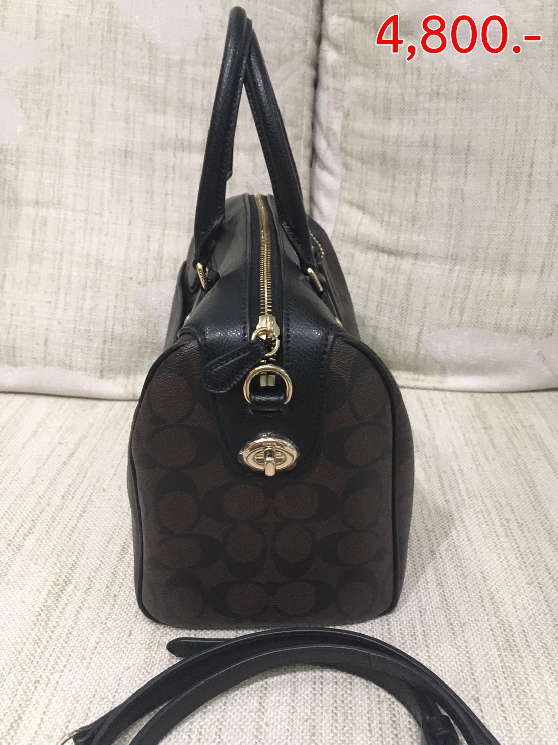 กระเป๋า Coach F36187 BENNETT SATCHEL IN SIGNATURE ราคา : 4,800 บาท ยี่ห้อ: Coach รหัส F36187 ขนาด : 11 1/4 (L) x 7 3/4 (H) x 6 (W) นิ้ว สี : IMITATION GOLD/BROWN/BLACK คือ อะไหล่สีทอง ตัวกระเป๋าสีน้ำตาลเข้ม และสายสีดำ วัสดุเป็นผ้าใบอัดแข็ง (CANVAS) ลาย SIGNATURE สีน้ำตาลเข้ม หูกระเป๋าและสายเป็นหนังสีดำ อะไหล่สีทอง สวยหรู ฐานกระเป๋ากว้าง วางอยู่ทรง สายยาวสะพายแบบ CROSSBODY สามารถถอดออกได้ค่ะ ภายในมี 1 ช่องซิป และ 2 ช่องเปิด สำหรับใส่โทรศัพท์ ปากกาได้ค่ะ สินค้ามือสอง - สภาพ : 95% สวยและใหม่มาก - ตำหนิ : หมุดสีทองที่ฐานกระเป๋ามีรอยจากการใช้งาน 