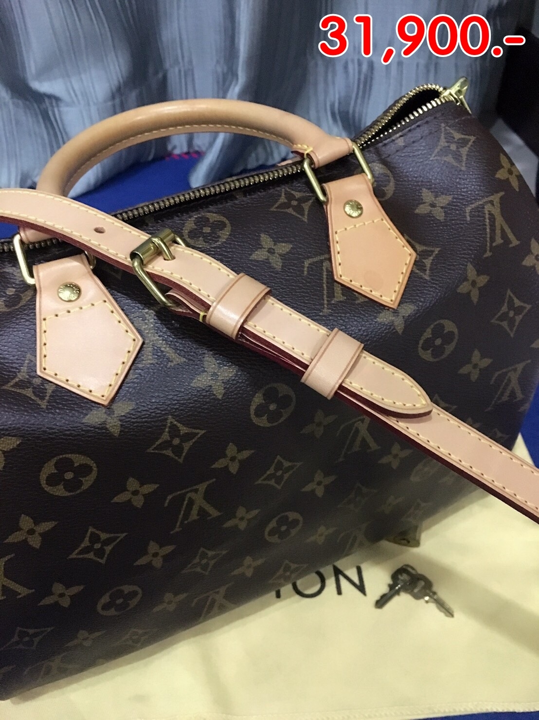 กระเป๋า Louis Vuitton speedy 30 ราคา : 31,900 ยี่ห้อ: LV ขนาด : speedy 30 รายละเอียดเพิ่มเติม : สภาพดีมาก ใช้งานน้อยมาก ไม่มีตำหนิหนัก มีเสร็จตัวจริง ราคาต่อรองได้ ในกรณีสินค้ามือสอง - สภาพ : 95% - ตำหนิ : มีจุดน้ำตรงหู และสายยาวมีรอยครีม