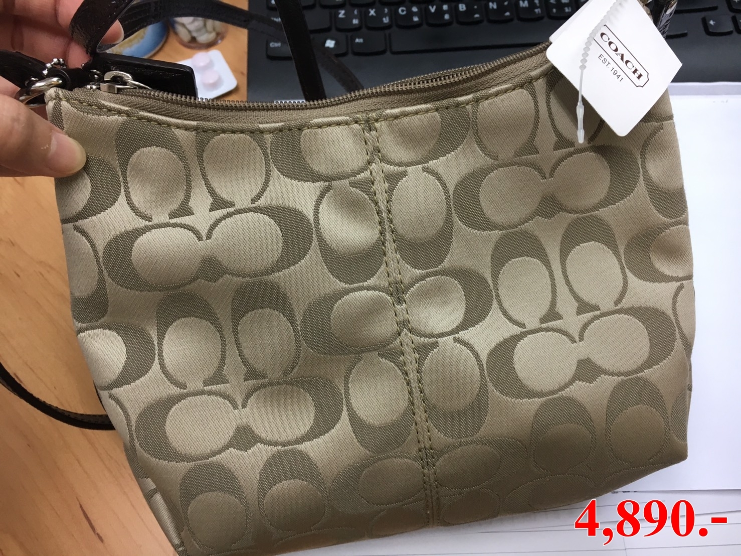 ราคา : 4890.- ส่งฟรี ยี่ห้อ : Coach รุ่น Coach crossbody ขนาดประมาน : 8.35""(ยาว)x6.75""(สูง)x3.25""(กว้าง) นิ้ว ของใหม่รุ่นหายาก ซื้อมายังไม่ได้ใช้เพราะมันเล็กไป มีป้ายครบ ไม่มีตำหนิ นฤมล โทร.081-8248363 Line ID:mon.bour