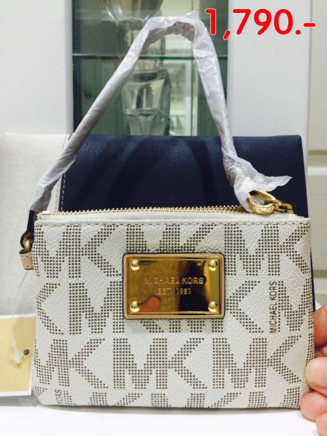 กระเป๋า Michael Kors 32T3GJSW1B Jet Set Small Signature Wristlet ราคา : 1,790 ยี่ห้อ: Michael Kors รหัสสินค้า : 32T3GJSW1B Vanilla ขนาด : 5"x4.5"x1" รายละเอียดเพิ่มเติม : สินค้าใหม่ ยังไม่ได้ใช้สภาพ 100%