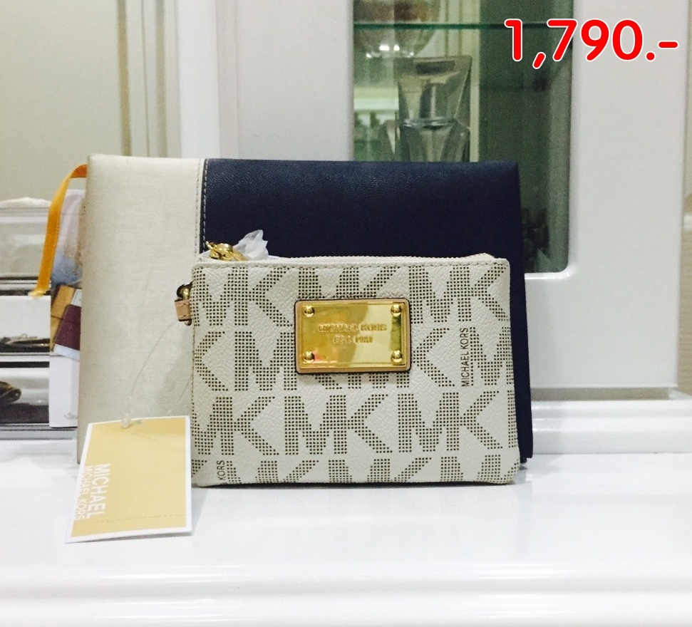 กระเป๋า Michael Kors 32T3GJSW1B Jet Set Small Signature Wristlet ราคา : 1,790 ยี่ห้อ: Michael Kors รหัสสินค้า : 32T3GJSW1B Vanilla ขนาด : 5"x4.5"x1" รายละเอียดเพิ่มเติม : สินค้าใหม่ ยังไม่ได้ใช้สภาพ 100%