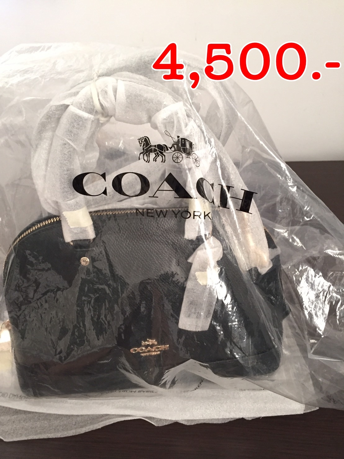 *** ราคา 4,500 บาท *** COACH F37217 MINI SIERRA SATCHEL IN CROSSGRAIN LEATHER ราคา : 4500 บาท ยี่ห้อ: Coach MINI SIERRA SATCHEL IN CROSSGRAIN LEATHER รหัสสินค้า : F37217 ขนาด : 10 1/4" (L) * 7" (H) * 4" (W) รายละเอียดเพิ่มเติม :Mini Sierra Satchel in Crossgrain Leather สี Gold/Black มือหนึ่ง