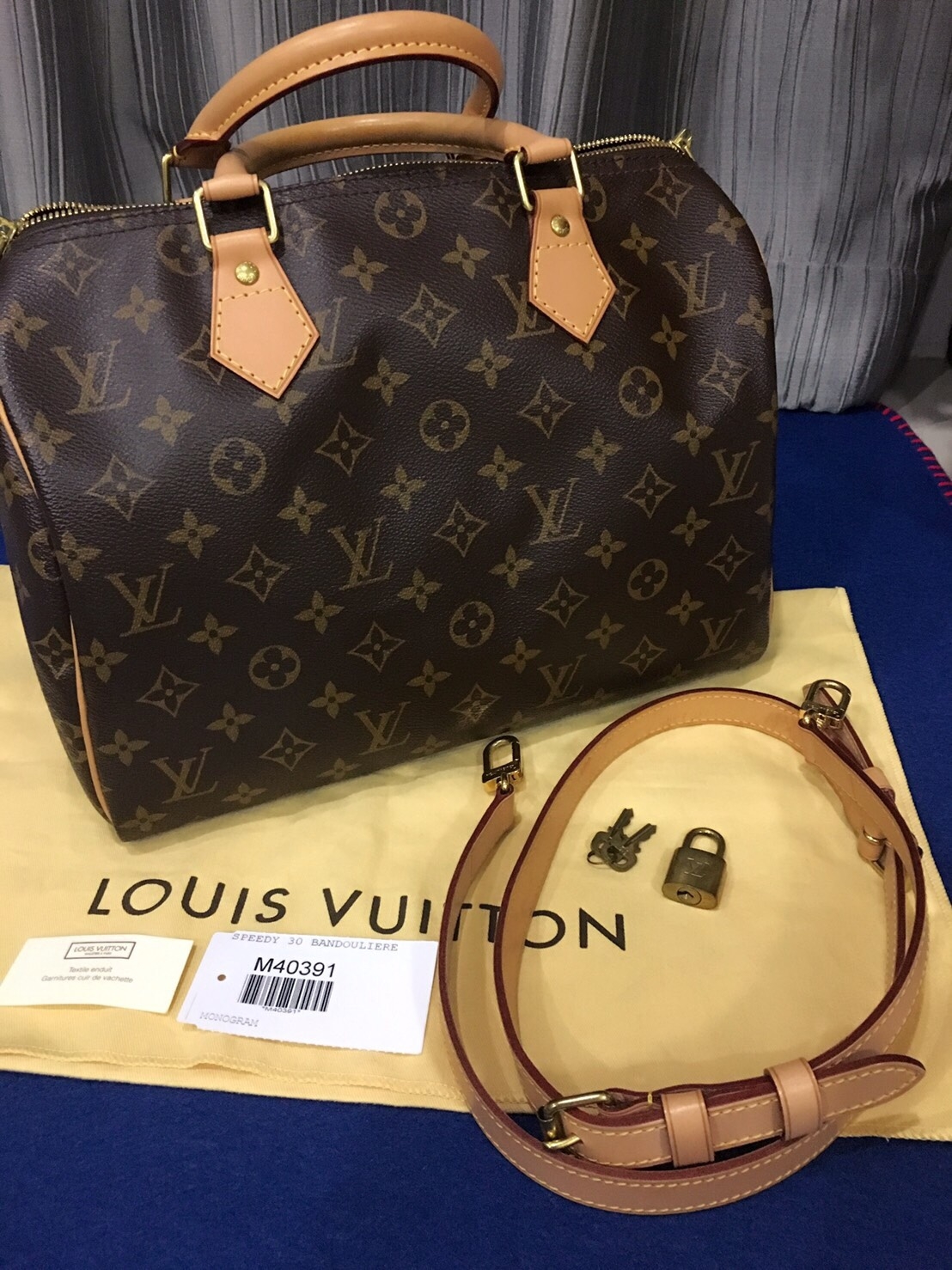 กระเป๋า Louis Vuitton speedy 30 ราคา : 31,900 ยี่ห้อ: LV ขนาด : speedy 30 รายละเอียดเพิ่มเติม : สภาพดีมาก ใช้งานน้อยมาก ไม่มีตำหนิหนัก มีเสร็จตัวจริง ราคาต่อรองได้ ในกรณีสินค้ามือสอง - สภาพ : 95% - ตำหนิ : มีจุดน้ำตรงหู และสายยาวมีรอยครีม