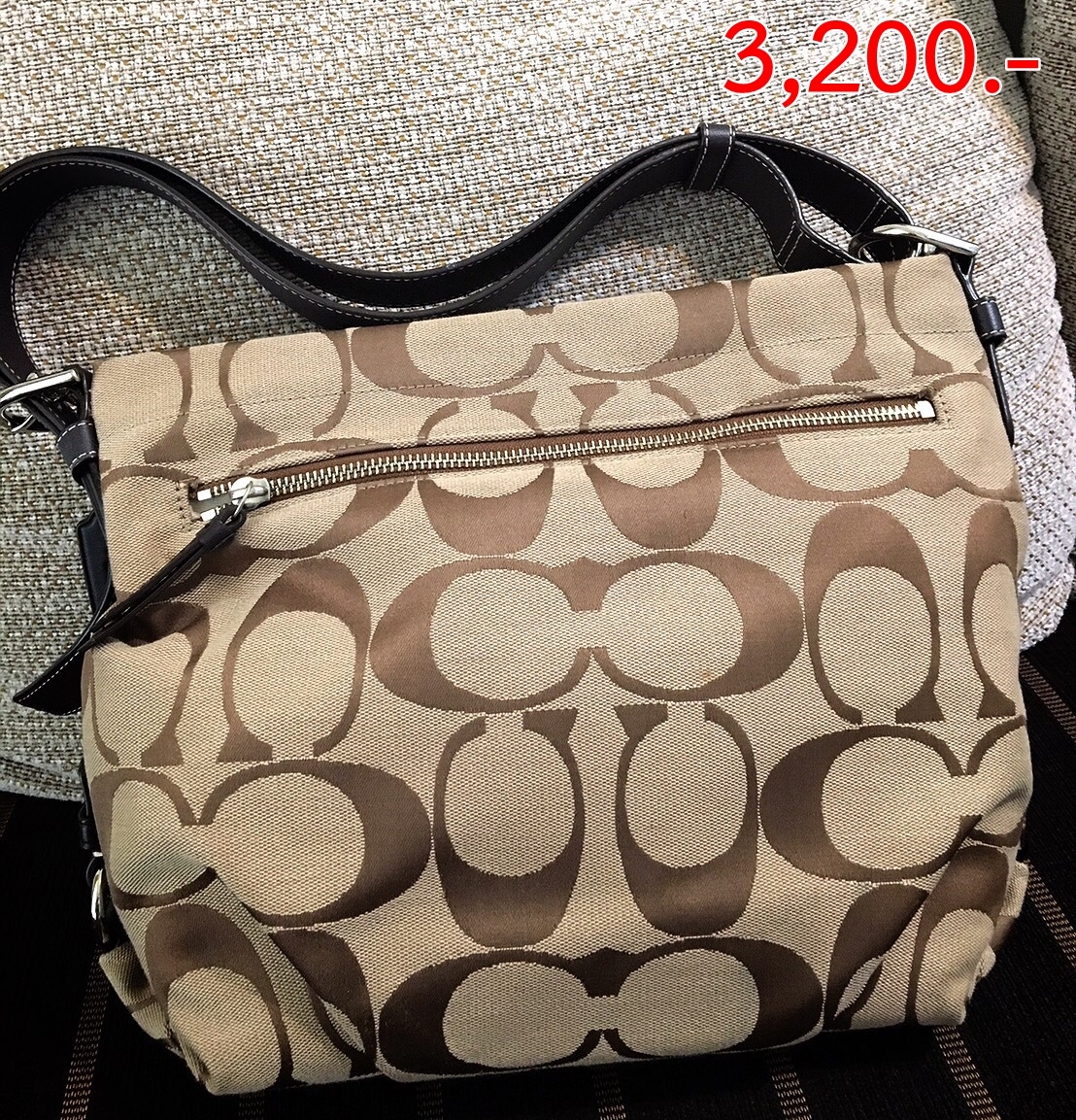 กระเป๋า Coach F15067 24CM SIGNATURE DUFFLE ราคา : 3,200 บาท ยี่ห้อ: Coach รหัสสินค้า : F15067 สี Khaki/Mahogany ขนาด : 14" (L) x 12" (H) x 4" (W) - Signature fabric with leather trim - Inside zip, cellphone and multifunction pockets - Outside zip pocket - Convertible strap for double handle with 12" drop or 20" drop longer strap for shoulder or crossbody wear รายละเอียดเพิ่มเติม : ใช้ไป 2-3 ครั้งค่ะ ในกรณีสินค้ามือสอง - สภาพ : 95% - ตำหนิ : ช่องใส่มือถือด้านในมีด้ายหลุดนิดหน่อย ไม่มีผลกับการใช้งานค่ะ 