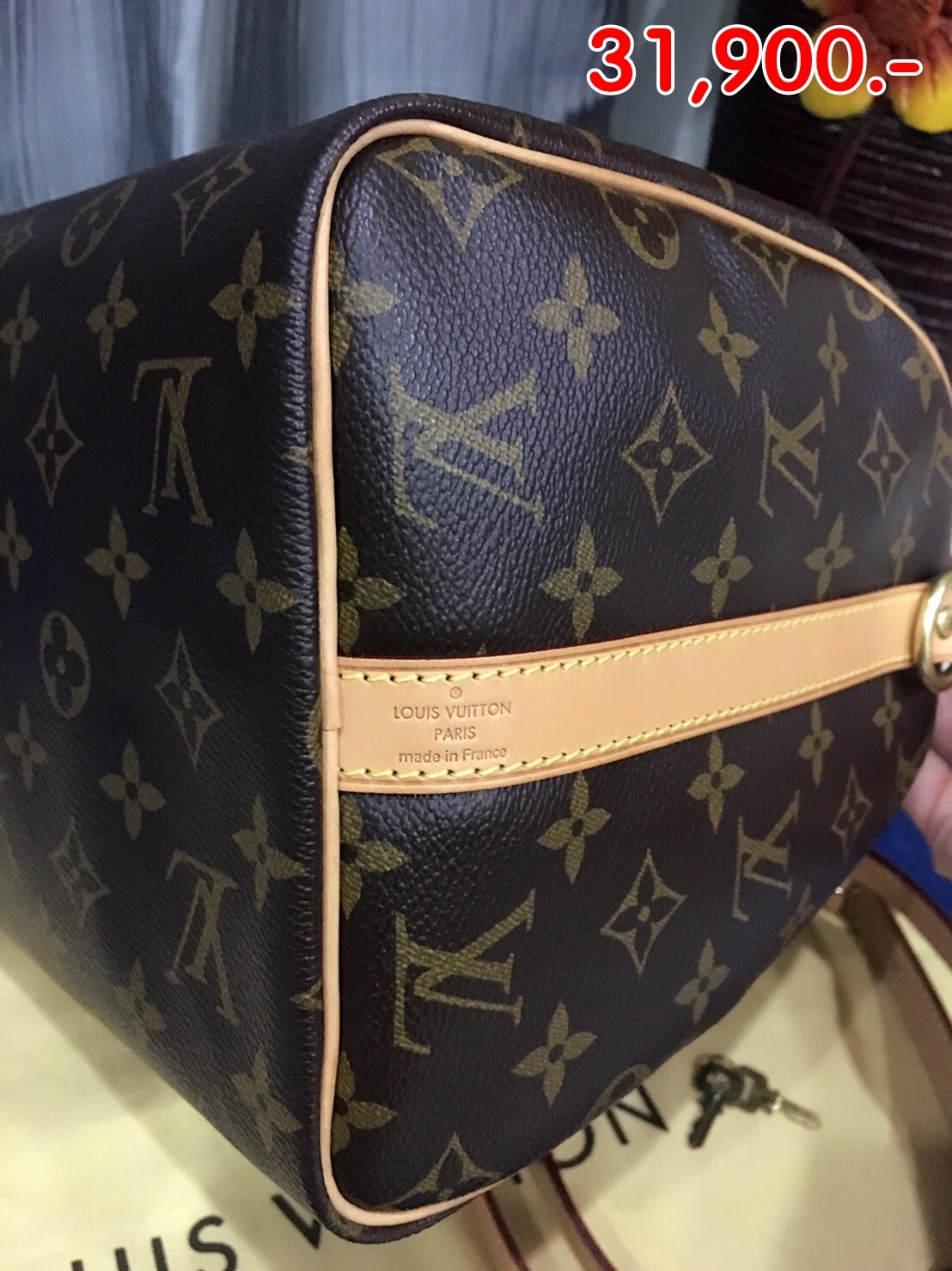 กระเป๋า Louis Vuitton speedy 30 ราคา : 31,900 ยี่ห้อ: LV ขนาด : speedy 30 รายละเอียดเพิ่มเติม : สภาพดีมาก ใช้งานน้อยมาก ไม่มีตำหนิหนัก มีเสร็จตัวจริง ราคาต่อรองได้ ในกรณีสินค้ามือสอง - สภาพ : 95% - ตำหนิ : มีจุดน้ำตรงหู และสายยาวมีรอยครีม