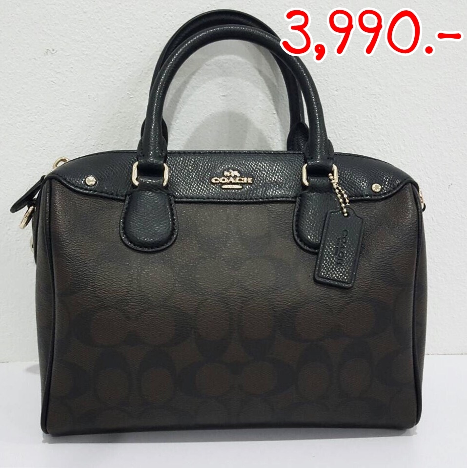  กระเป๋า Coach F36702 MINI BENNETT SATCHEL IN SIGNATURE ราคา : 3990 ยี่ห้อ:Coach รหัส F36702 ขนาด : 9" (L) x 6 1/2" (H) x 5" (W) รายละเอียดเพิ่มเติม : สีนำ้ตาลดำ มือหนึ่ง - สภาพ : 100% 