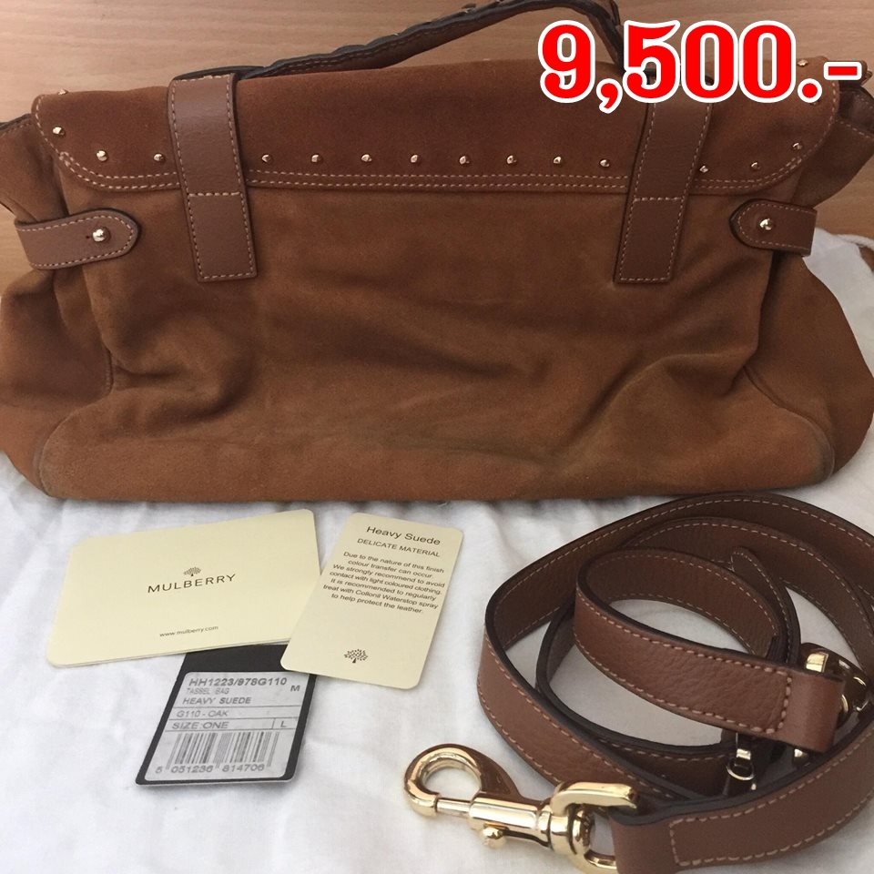  กระเป๋า Mulberry Tassel Bag Harvey Suede ราคาขาย 9,500 บาท (ราคาซื้อมา 25,000 บาท) ยี่ห้อ : Mulberry รุ่น Tassel Bag Harvey Suede สี Oak รหัสสินค้า : HH1223/978G110 (Mulberry 001) ขนาด 32 cm (depth) x 6 cm (handle drop)x 36 cm ( length ) x 58 cm (max strap length) x 16 cm ( width) รายละเอียดเพิ่มเติม : กระเป๋า Mulberry ทรงเดียวกับ Mulberry Alexa ตัวกระเป๋าทำจากหนังกลับสีโอ๊ค สามารถสะพายได้ทั้ง 2 แบบ คือ สะพายข้าง กับ สะพายเฉียง สามารถปรับระดับสายสะพายได้ ขนาดกระเป๋าเป็นขนาด regular สินค้าเป็นสินค้ามือสอง Used item สภาพ 75 % มีร่องรอยการใช้งานตามตัวกระเป๋า เนืองจากเสียดสีกับกางเกงเวลาสะพาย แต่ไม่มีรอยขาดหรือชำรุดใหญ่ๆ อะไหล่มีรอยขนแมวและซีดลงเล็กน้อย สามารถใช้งานได้อีกนาย