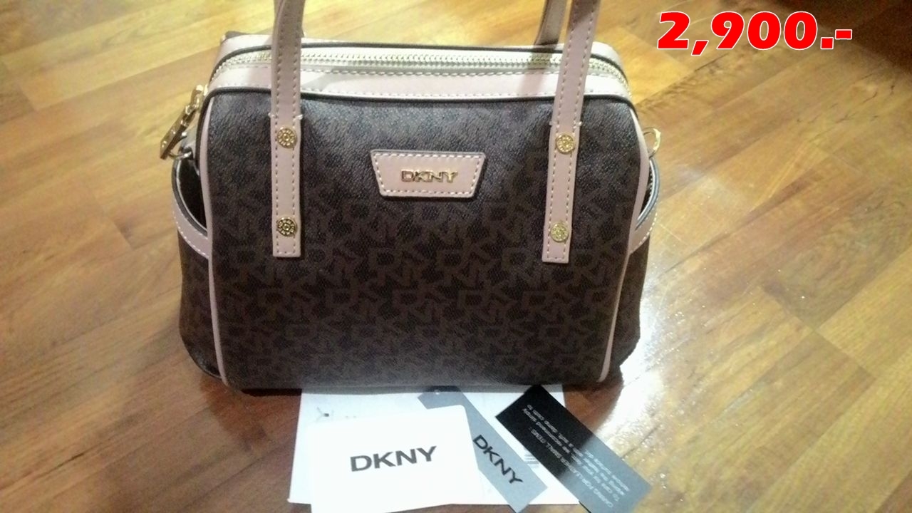 กระเป๋า DKNY ราคา 2900  บาท ยี่ห้อ : DKNY   ขนาด: ก้นกระเป๋า 9 สูง 7 กว้าง 5  สภาพ:99%  รายละเอียดเพิ่มเติม  ใช้ไปครั้งเดียว ไม่มีตำหนิ