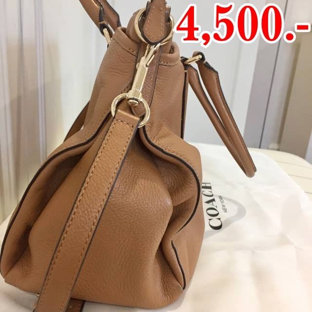 กระเป๋า Coach ราคา 4,500 ยี่ห้อ Coach ขนาด 13.5"x9"x5" สภาพ 100% ตำหนิ : ไม่มี