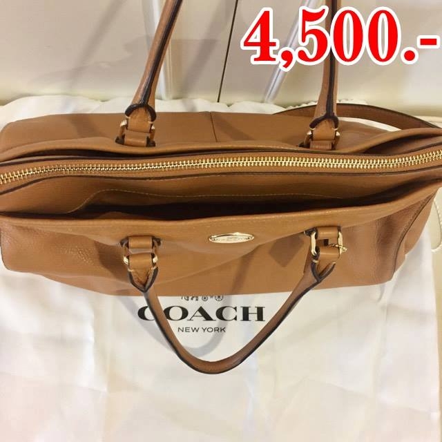 กระเป๋า Coach ราคา 4,500 ยี่ห้อ Coach ขนาด 13.5"x9"x5" สภาพ 100% ตำหนิ : ไม่มี